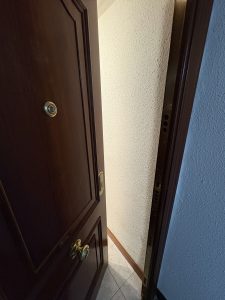 Puerta vulnerada sin cerrojo